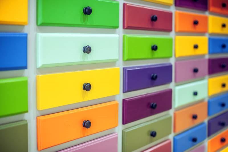 Viele bunte Fronten von Schubladen in Großaufnahme